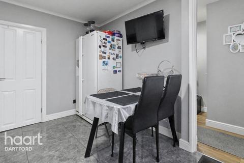 3 bedroom end of terrace house to rent, Tooley Street, Gravesend
