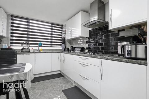 3 bedroom end of terrace house to rent, Tooley Street, Gravesend