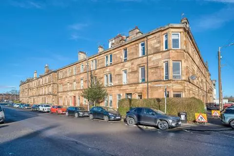 2 bedroom flat for sale - Photo 2