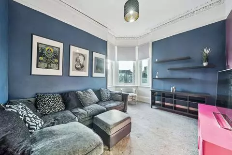 2 bedroom flat for sale - Photo 4