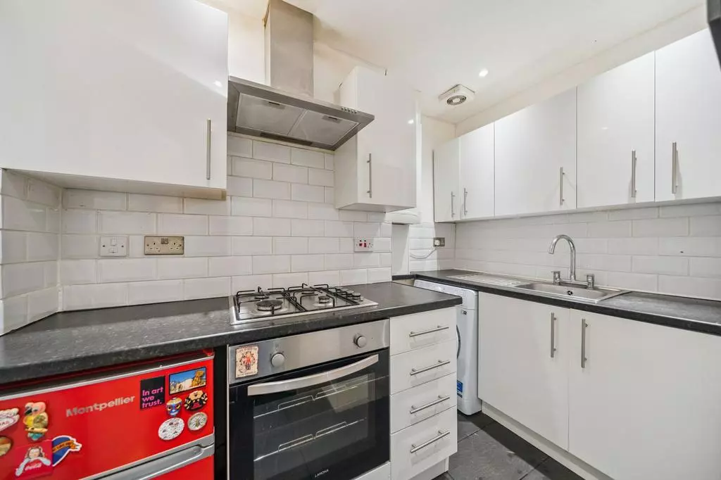 2 bedroom flat for sale - Photo 11