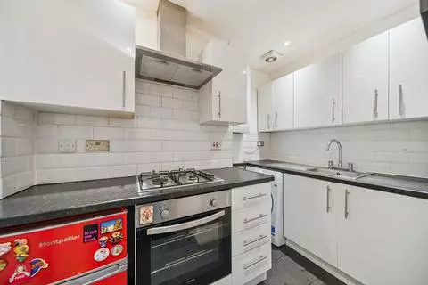 2 bedroom flat for sale - Photo 10