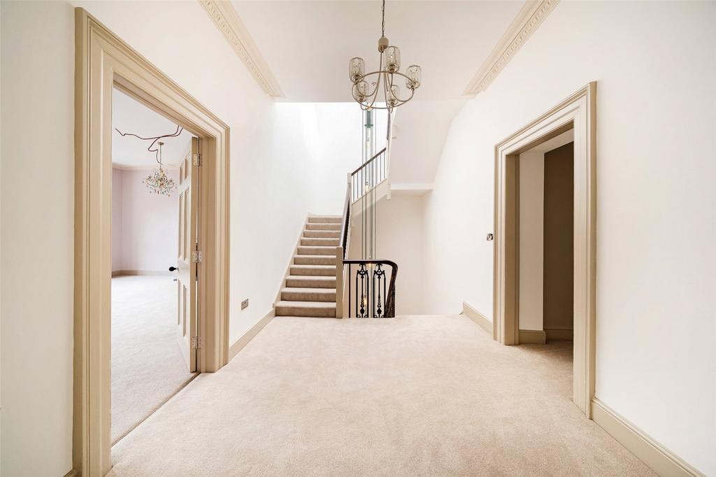 Landing 2nd Floor