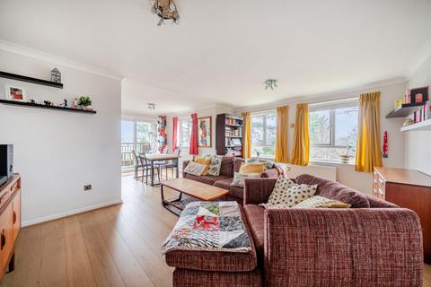 2 bedroom flat for sale, Romley Court, Farnham, Surrey, GU9