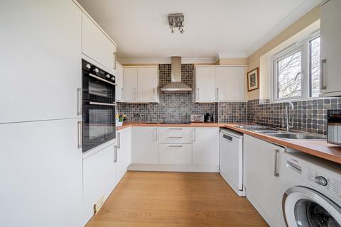 2 bedroom flat for sale, Romley Court, Farnham, Surrey, GU9