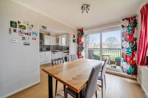 2 bedroom flat for sale, Romley Court, Farnham, Surrey, GU9