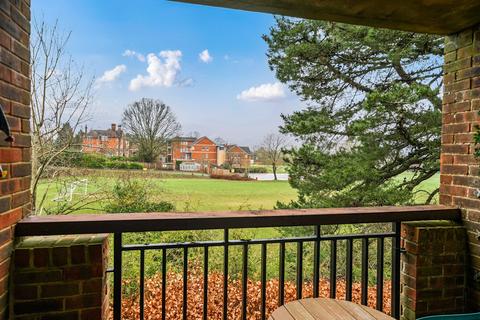 2 bedroom flat for sale, Romley Court, Farnham, Surrey, GU9