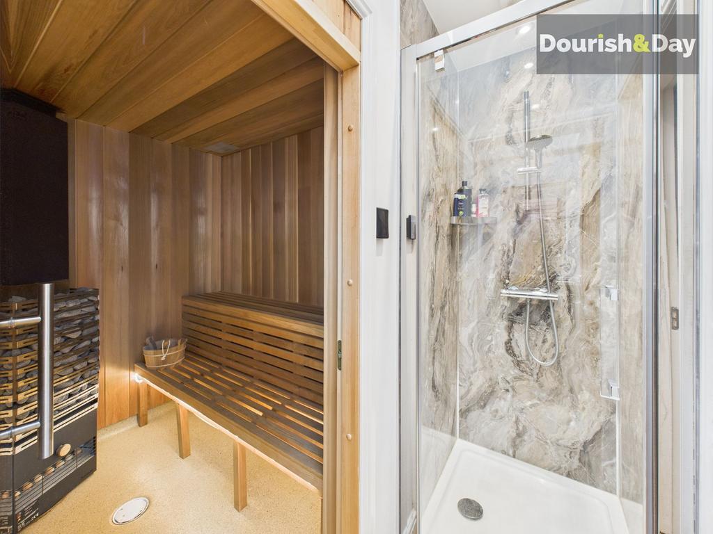 Sauna / Shower