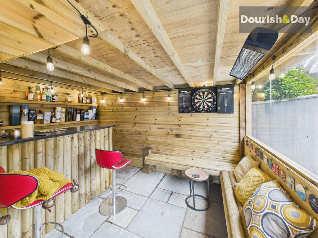 Outside Bar