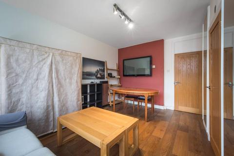 Studio to rent, Haverstock Hill, Belsize Park, London, NW3