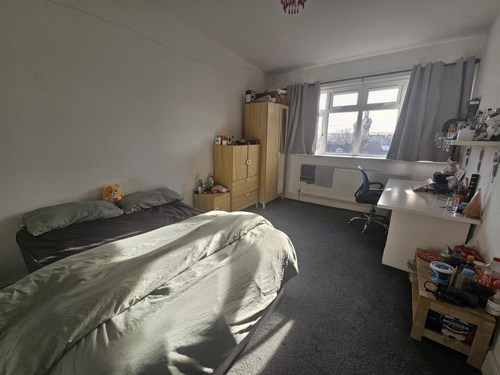 Bright, tidy double bedroom with a large window...