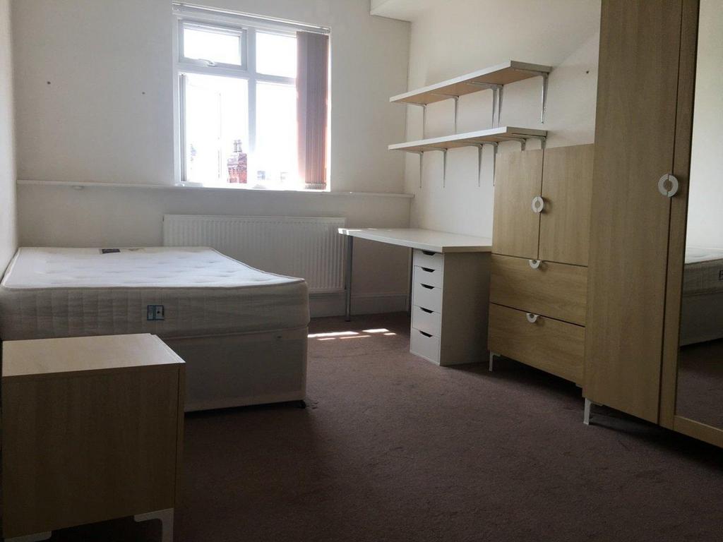 Bright, simply furnished double bedroom with a ...