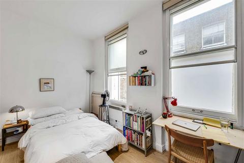 Studio to rent, Charlotte Place, London W1T