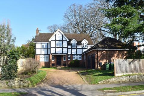 5 bedroom detached house to rent, Churchfields Avenue, WEYBRIDGE, KT13