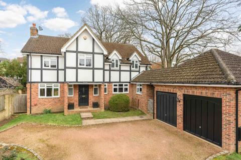 5 bedroom detached house to rent, Churchfields Avenue, WEYBRIDGE, KT13