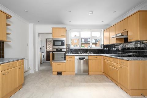5 bedroom detached house to rent, Churchfields Avenue, WEYBRIDGE, KT13