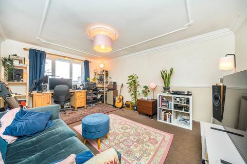 2 bedroom flat to rent, Newton Avenue, London N10