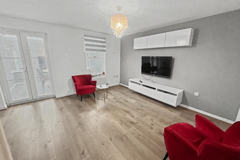 3 bedroom end of terrace house to rent, Walker Crescent, Slough SL3