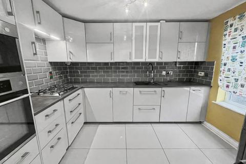 3 bedroom end of terrace house to rent, Walker Crescent, Slough SL3