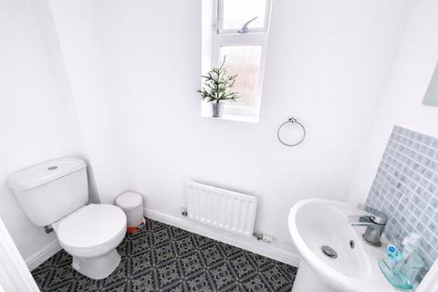 3 bedroom end of terrace house to rent, Walker Crescent, Slough SL3