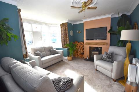 3 bedroom detached house for sale, Rochford Hall Close, Rochford