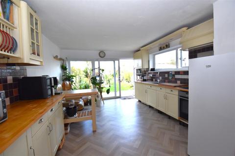 3 bedroom detached house for sale, Rochford Hall Close, Rochford