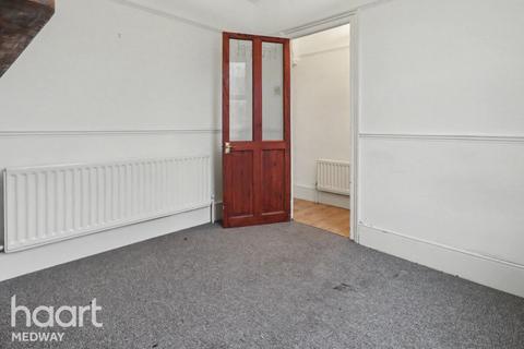 2 bedroom terraced house to rent, Charter Street, Chatham
