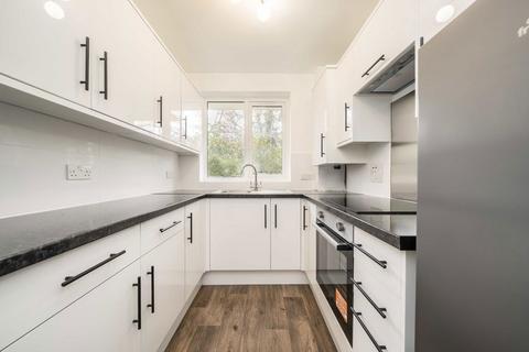 2 bedroom flat to rent, Ballards Lane, London N3
