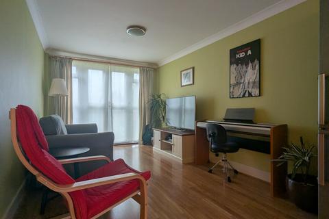2 bedroom flat for sale, Ross Court, Station Approach, Horley, RH6