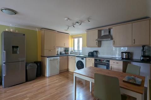 2 bedroom flat for sale, Ross Court, Station Approach, Horley, RH6