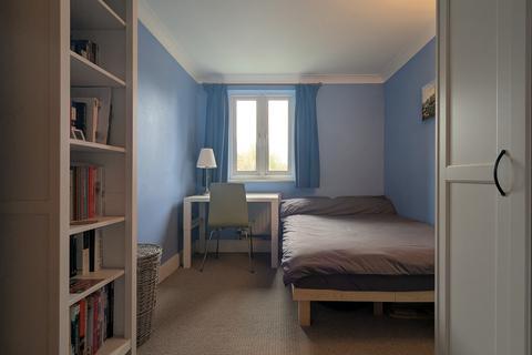 2 bedroom flat for sale, Ross Court, Station Approach, Horley, RH6