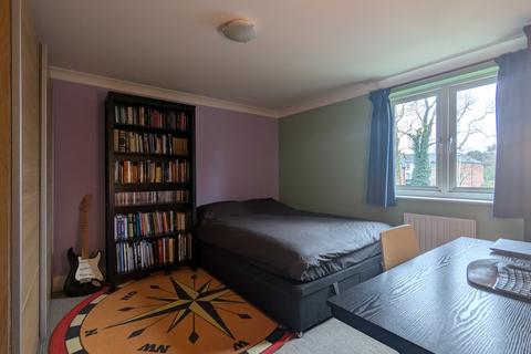 2 bedroom flat for sale, Ross Court, Station Approach, Horley, RH6