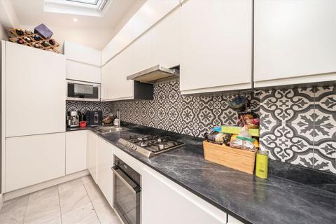 3 bedroom flat to rent, Stapleton Road, London SW17