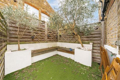 3 bedroom flat to rent, Stapleton Road, London SW17