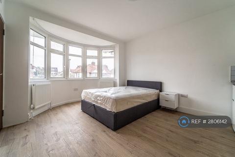 1 bedroom in a house share to rent, Brook Avenue, Edgware, HA8