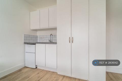 1 bedroom in a house share to rent, Brook Avenue, Edgware, HA8