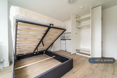 1 bedroom in a house share to rent, Brook Avenue, Edgware, HA8