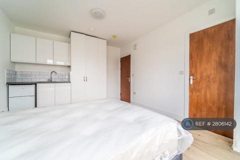 1 bedroom in a house share to rent, Brook Avenue, Edgware, HA8