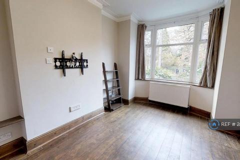 3 bedroom terraced house to rent, Clifton Road, Manchester, M25
