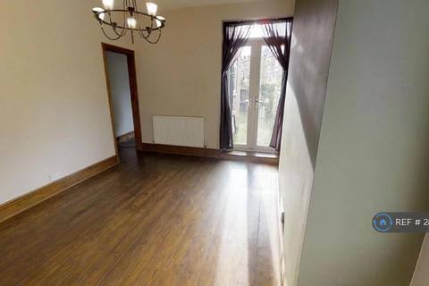 3 bedroom terraced house to rent, Clifton Road, Manchester, M25