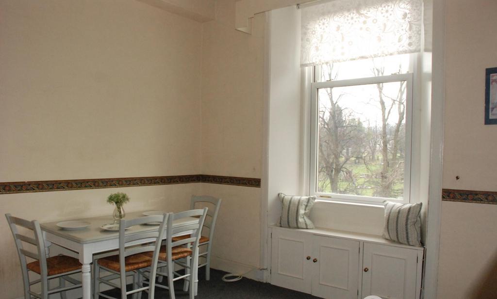 Dining cropped