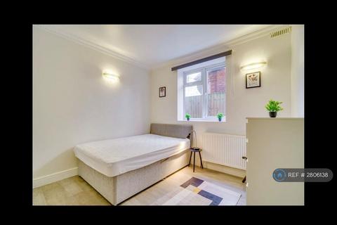 1 bedroom in a house share to rent, Blakesley Avenue, London, W5