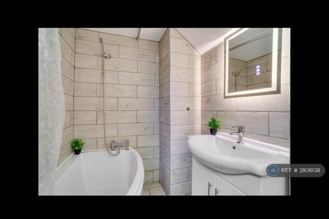 1 bedroom in a house share to rent, Blakesley Avenue, London, W5