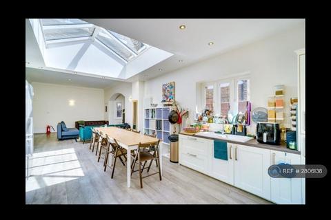 1 bedroom in a house share to rent, Blakesley Avenue, London, W5