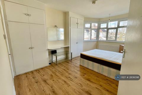 Studio to rent, Strathmore Gardens, London, N3