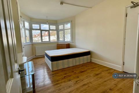 Studio to rent, Strathmore Gardens, London, N3