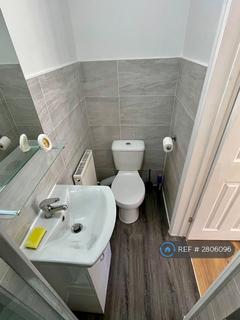 Studio to rent, Strathmore Gardens, London, N3