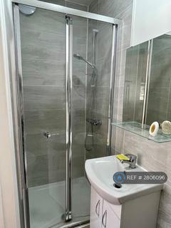 Studio to rent, Strathmore Gardens, London, N3