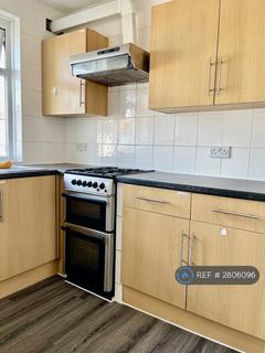 Studio to rent, Strathmore Gardens, London, N3