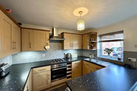 3 bedroom end of terrace house to rent, Chiltern Close, Melksham